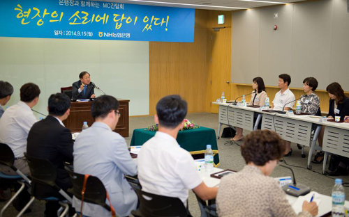 김주하 NH농협은행장이 지난 15일 신관 회의실에서 마케팅을 전도하는 MC들을 초청해 간담회를 주관하고 있다.ⓒ농협은행 