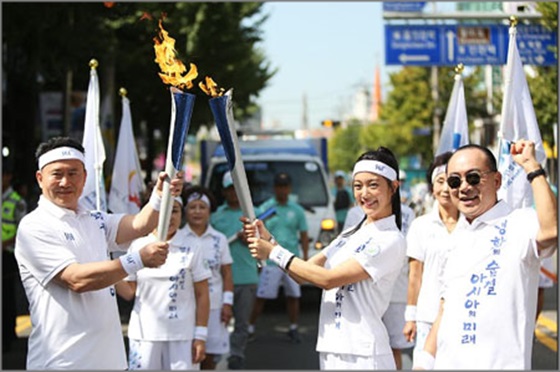 클라라가 아버지와 성화 봉송에 참가했다.ⓒ인천 아시안게임 트위터