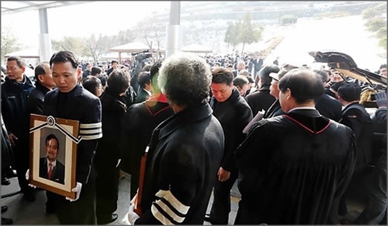 경찰은 한국 조직폭력계 대부로 통했던 김태촌의 '범서방파'가 사실상 일망타진됐다고 지난 21일 밝혔다. 사진은 지난해 1월 진행된 김태촌 장례식 모습.ⓒ연합뉴스