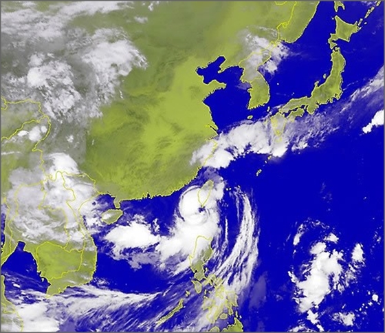 제16호 태풍 '풍웡'이 북상하면서 한반도가 23일 간접 영향권에 들어 많은 비가 예상된다.ⓒ연합뉴스