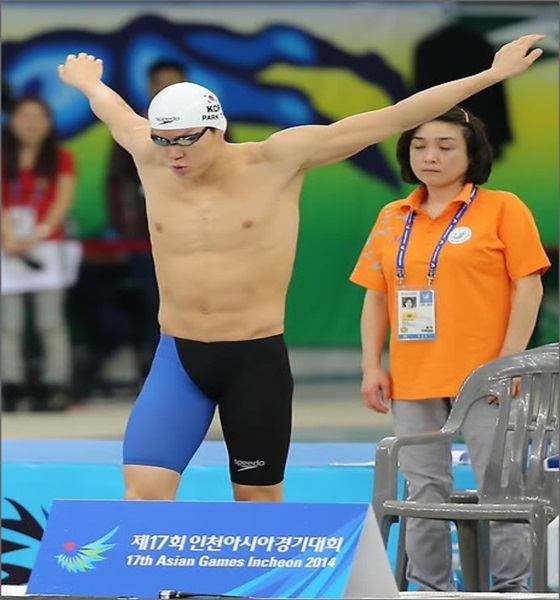 25일 인천 문학박태환수영장에서 열린 '2014 인천 아시안게임' 남자 자유형 100ｍ 예선 경기에서 박태환이 입수를 준비하고 있다.ⓒ연합뉴스