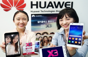 모델이 중국 스마트폰 제조사 화웨이가 국내 출시하는 'X3'를 들고 포즈를 취하고 있다. ⓒ화웨이
