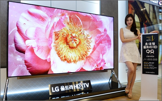 모델이 LG 베스트샵 강남본점에서 국내 시장에 출시하는 LG 98형 울트라HD TV와 함께 포즈를 취하고 있다.ⓒLG전자