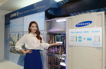 삼성전자 모델이 14일 삼성동 COEX에서 열린 '2014 대한민국 에너지대전'에서 세계 최대 수준 용량(75.4kW(26마력))의 '시스템에어컨 대용량 DVM S'를 소개하고 있다.
ⓒ삼성전자