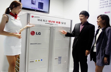 LG전자 모델이 최고의 냉난방 효율을 자랑하는 가스 냉난방기를 소개하고 있다. ⓒLG전자