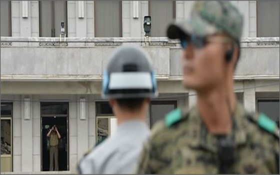 파주 DMZ 내 판문점에서 우리 군 장병과 북한군 경비대가 각각 경계 근무를 서고 있다.ⓒ연합뉴스