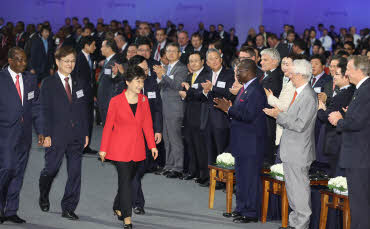 박근혜 대통령이 20일 부산 벡스코 제1전시장에서 열린 국제전기통신연합(ITU) 전권회의 개막식 행사장에 입장하고 있다.ⓒ연합뉴스