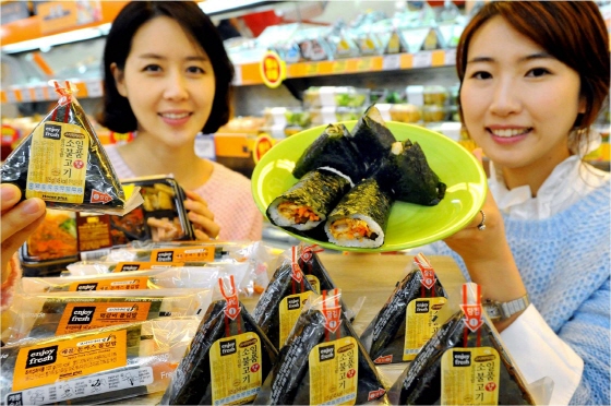 21일 홈플러스 영등포점에서 모델들이 고시히카리 삼각김밥과 롤김밥을 선보이고 있다.ⓒ홈플러스