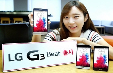 모델이 LG G3 비트를 소개하고 있다. LG전자는 G3 비트를 포함한 스마트폰 3종의 출고가 인하를 결정했다. ⓒLG전자
