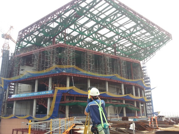 인천 송도국제도시에 건설되고 있는 아트센터 현장에서 직원이 ‘3D 측량 시스템’을 이용해 건축물을 측량하고 있다. ⓒ포스코건설