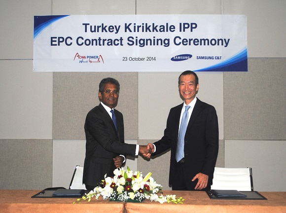삼성물산은 23일 총 6억달러 규모의 터키 키리칼레 복합화력 발전플랜트 EPC 계약을 체결했다. 삼성물산 최치훈 사장(오른쪽)과 아크와 파워 펏매너썬(Padmanathan) 사장이 두바이 아크와 본사에서 EPC 계약서에 서명하고 있다.ⓒ삼성물산