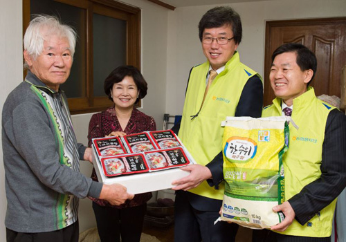 최상록 농협은행 부행장(왼쪽 세번째)과 직원들이 저소득층 가정에 쌀과 식료품을 전달했다.ⓒ농협은행 