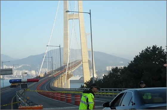 지난 26일 평소보다 심한 흔들림을 보인 이순신대교 통행 재개 여부가 27일 오후 5시께 결정될 예정이다. ⓒ연합뉴스