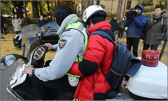 한 학생이 수능 시험장을 잘못 찾아가 급하게 움직이고 있다.ⓒ연합뉴스