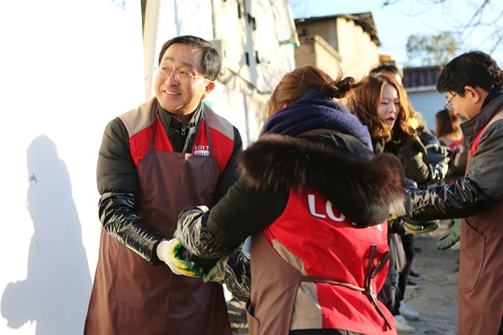 이홍균 롯데면세점 대표이사가 연탄을 옮기고 있는 모습.ⓒ롯데면세점