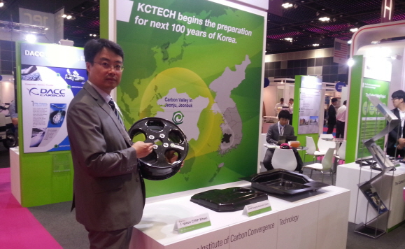 한국탄소융합기술원 김원태 기술마케팅지원실장이 17일 JEC Composites Asia 행사에서 탄소소재로 만든 전기차용 타이어 휠을 소개하는 모습 @EBN