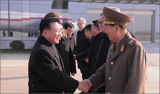 최룡해 당 비서(왼쪽)가 18일 예정 시각보다 늦게 러시아에 도착하면서 푸틴 러시아 대통령과의 회담 일정에 차질이 생긴 것으로 알려졌다.ⓒ연합뉴스