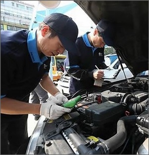 차량을 점검하고 있는 정비사들.ⓒ연합뉴스