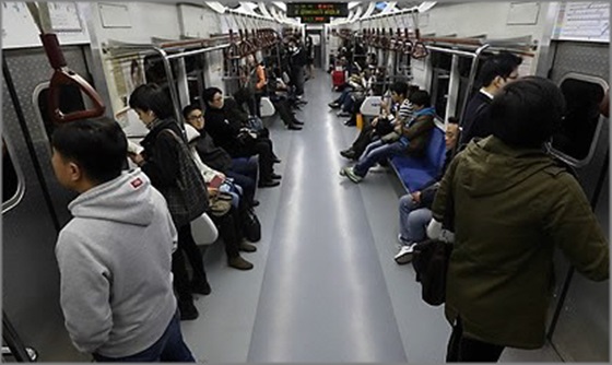 서울 지하철 4호선이 전기공급 이상으로 운행에 차질을 빚고 있다.ⓒ연합뉴스
