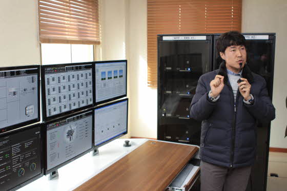 김종율 박사가 풍력발전단지 출력제어시스템에 관해 설명하고 있다. 