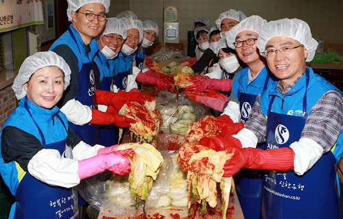 지난 26일 시립강서노인종합복지관에서 진행된 독거어르신을 위한 김장나누기 행사에서 김영표 신한은행 부행장(오른쪽), 신순철 부행장(왼쪽), 권재중 부행장(왼쪽 두번쨰)과 본부장들이 김장김치를 담그고 있는 모습.ⓒ신한은행 