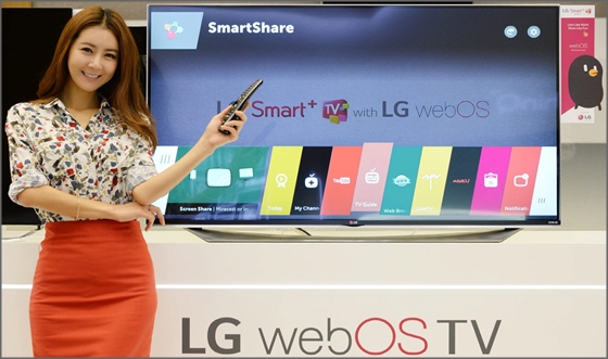 모델이 LG전자의 '웹OS 2.0 탑재 스마트+ TV'를 소개하고 있다.ⓒLG전자