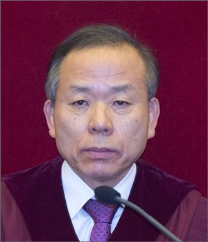 김이수 헌법재판관이 통합진보당에 대한 정당해산심판 청구 선고 결정 요지를 듣고 있다.ⓒ연합뉴스