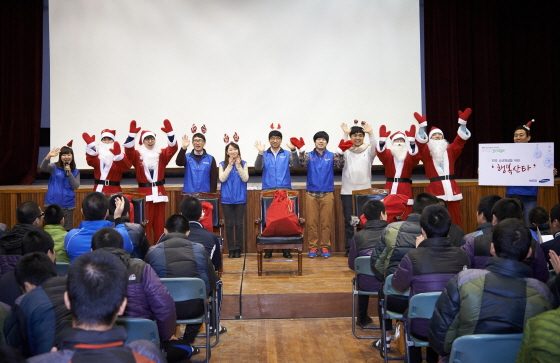 크리스마스 선물을 들고 서울소년원에 깜짝 등장한 삼성SDS 행복산타들. ⓒ삼성SDS