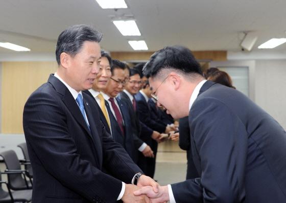 2일 신한생명 본점 별관 지하 1층 대강당에서 ‘2015년 시무식 및 신년 하례식’을 실시하는 모습ⓒ신한생명