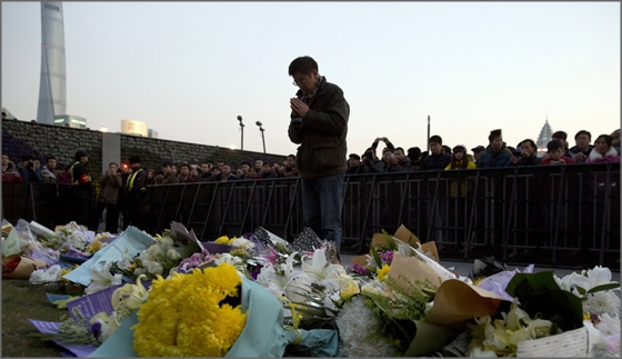 한 시민이 2일 중국 상하이 와이탄 천이공원 압사사고 현장에서 애도를 표하고 있다.ⓒ연합뉴스