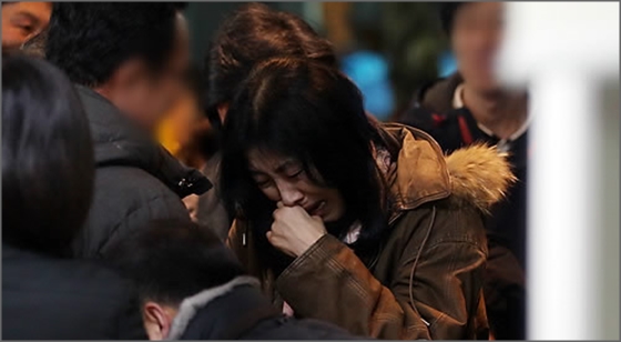 국가보안법 위반 혐의로 강제 출국 당한 신은미 씨가 10일(현지시각) LA공항에 도착해 보수단체 회원들과 몸싸움을 벌이던 중 눈물을 보였다.ⓒ연합뉴스