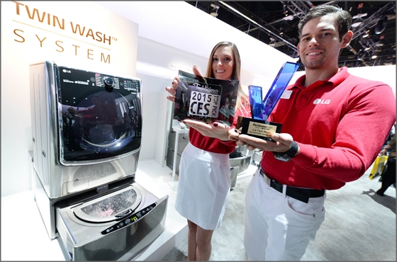 LG전자 관계자가 CES 전시장에서 ‘트롬 플러스‘는 대용량 드럼세탁기를 소개하고 있다.ⓒLG전자
