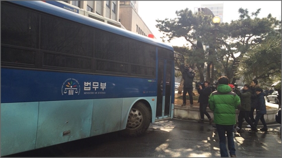 조현아 전 대한항공 부사장이 첫 공판에 참석하기 위해 호송버스를 타고 법원으로 진입하고 있다.ⓒEBN 