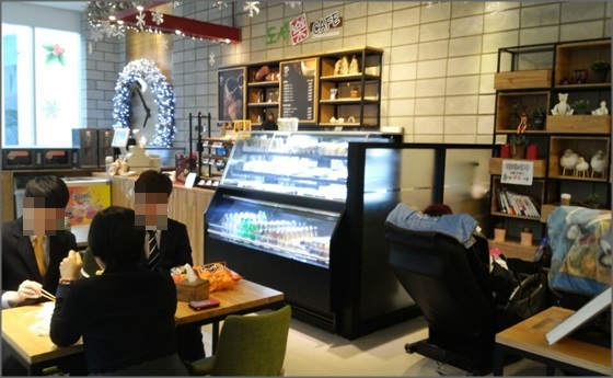 고객들이 '도시락카페' 2층에서 간식을 먹거나 비치된 안마기로 휴식을 취하고 있다.ⓒEBN