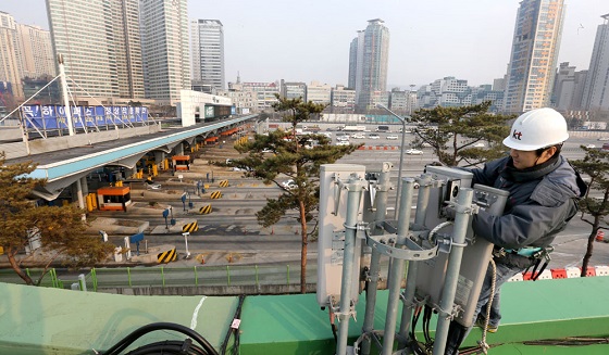 KT 네트워크부문 직원이 경부고속도로 서울요금소 주변 기지국에서 네트워크 최적화와 기지국 점검을 하고 있다. ⓒKT