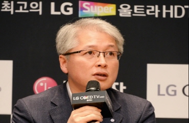 권봉석 부사장이 24일 서울 서초구 양재동 소재 서초R&D캠퍼스에서 열린 '2015형 LG TV 신제품 발표회'에서 사업전략을 발표하고 있다. ⓒLG전자