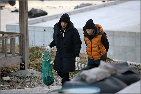 27일 밤 방송되는 tvN 예능프로그램 ‘삼시세끼' 6회에서는 차승원이 잠시 자리를 비워 나머지 출연자들이 직접 식사를 준비하며 곤란해 하는 모습이 다뤄질 예정이다.ⓒ'삼시세끼-어촌편' 공식 페이스북