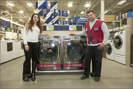 직원들이 미국 뉴저지주 노스버겐 지역에 위치한 로스(Lowe's)매장에서 LG 드럼세탁기를 소개하고 있다.ⓒLG전자