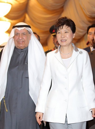  박근혜 대통령이 2일(현지시간) 쿠웨이트 바얀궁에서 열리는 한국·쿠웨이트 비즈니스 포럼에 알-가님 쿠웨이트 상공회의소 회장과 함께 입장하고 있다. ⓒ연합뉴스