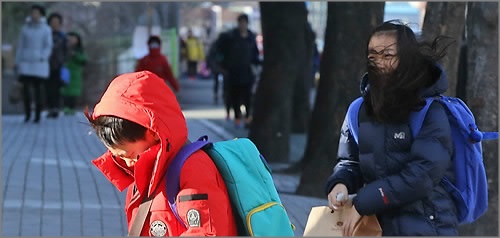 화요일인 내일(10일) 전국이 대체로 맑은 가운데, 상층부 찬 공기의 영향으로 기온이 평년보다 낮겠다.ⓒ연합뉴스