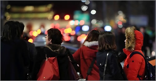 10일 기상청에 따르면, 오늘 북서쪽에서 남하한 찬 공기로 기온이 떨어지겠고 강한 바람으로 체감온도가 낮아 춥겠다.ⓒ연합뉴스