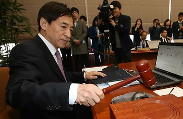 이주열 한국은행 총재가 12일 열린 금융통화위원회에서 3월 기준금리 인하를 결정했다.  