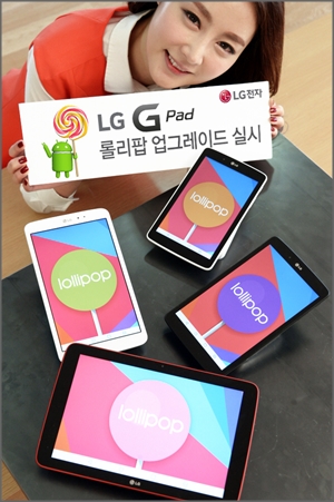 모델이 LG전자의 G패드 4종에 대한 '롤리팝(Lollipop)' 업그레이드를 소개하고 있다.ⓒLG전자