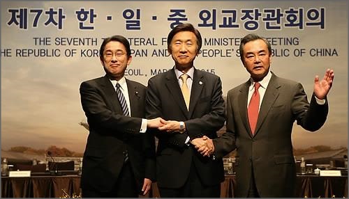 지난 21일 윤병세 외교부 장관(가운데)과 왕이 중국 외교부장(우), 기시다 후미오 일본 외무상(좌)은 서울 장충동 신라호텔에서 ‘제7차 한중일 외교장관회의’를 가졌다.ⓒ연합뉴스