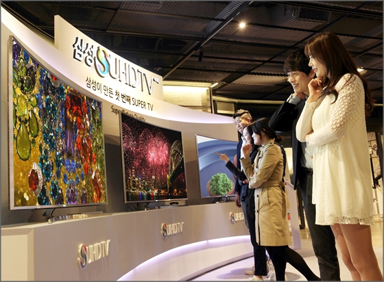방문객들이 29일 신세계백화점 강남점 행사장에서 SUHD TV를 체험하고 있다.ⓒ삼성전자