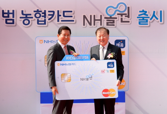 김주하 은행장(오른쪽)과 최원병 농협중앙회 회장(왼쪽)ⓒ농협카드