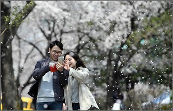 주말인 내일 온종일 포근하겠고, 낮 최고 기온이 20도 이상 오르겠다.ⓒ연합뉴스