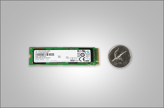 삼성전자는 'M.2 NVMe SSD'의 크기와 500원 동전 크기를 비교했다.ⓒ삼성전자