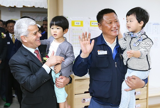 어린이집을 방문한 세르지오 호샤 한국지엠 사장과 정종환 노조위원장. ⓒ한국지엠