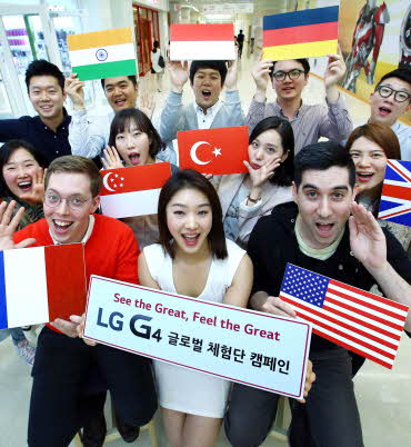 LG전자 모델과 LG전자 임직원, 일반 소비자들이 삼성동 코엑스몰 내에 모여 포즈를 취하고 있다.ⓒLG전자